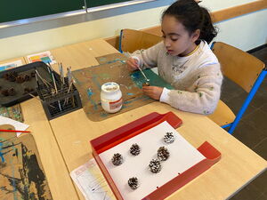Schulkinder beim Basteln in der Schule