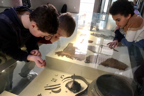 Schulkinder im Museum