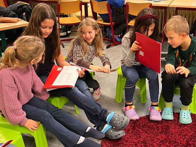 Schülerinnen und Schüler bei Lernen am Tablet