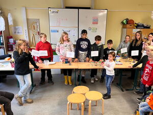 Schülerinnen und Schüler beim Experimentieren in Gruppen