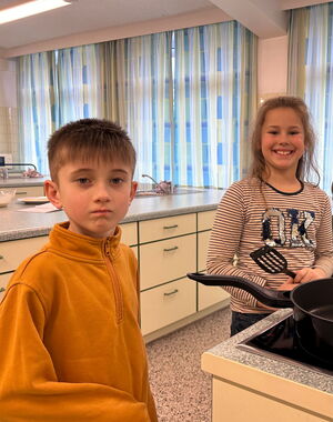 Kinder am Herd