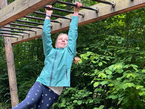 Kinder beim Spielen auf Klettergerüsten