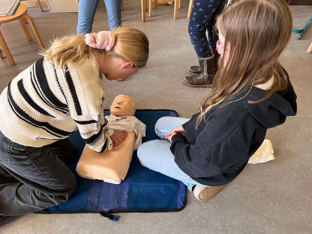 Schülerinnen und Schüler beim Erste-Hilfe-Kurs - Dummy
