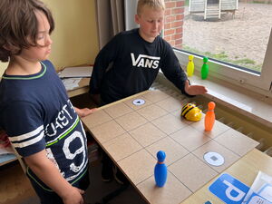 Schülerinnen und Schüler beim Experimentieren mit Beebots