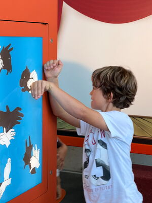 Schulkinder auf der Ausstellung Tuch und Technik