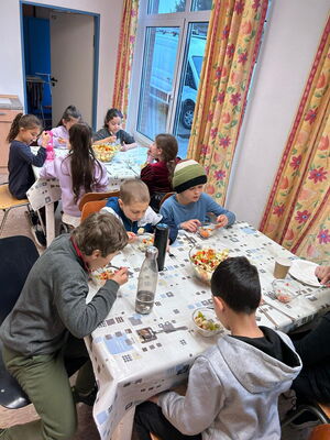 Kinder in der Mensa beim Essen