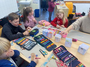 Schulkinder beim Basteln in der Schule