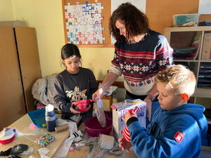 Schülerinnen und Schüler beim Weihnachtsbasteln
