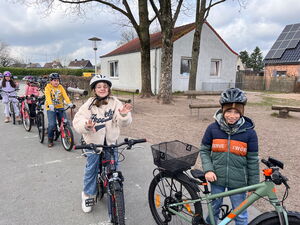 Gruppe von Kindern auf Fahrrädern