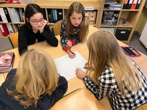 Schülerinnen und Schüler bei der Gruppenarbeit