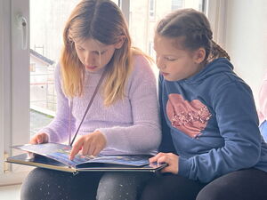 Kleinere Kindergruppe beim Lesen