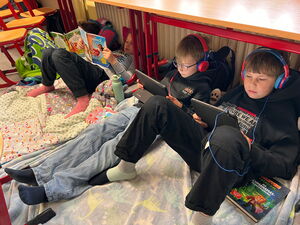 Kinder mit Tablets und Kopfhörern