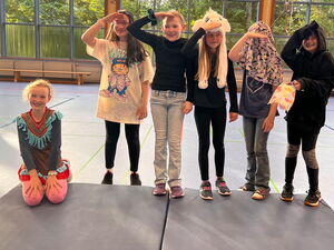Kinder bei Gruppenspielen in der Halle