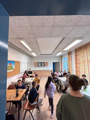 Kinder in der Mensa beim Essen