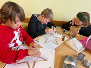 Schulkinder beim Basteln in der Schule