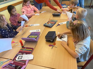 Schulkinder beim Basteln in der Schule