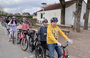 Gruppe von Kindern auf Fahrrädern