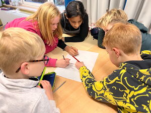 Schülerinnen und Schüler bei der Gruppenarbeit