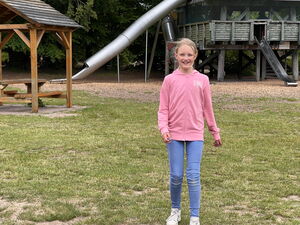 Kinder beim Spielen auf Klettergerüsten