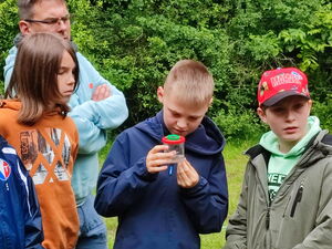 Kinder beim Experimentieren im Freien