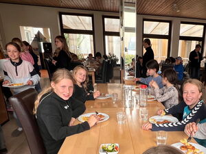 Kinder beim Abendessen