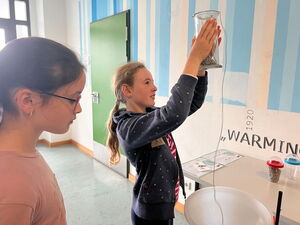 Schülerinnen und Schüler beim Experimentieren