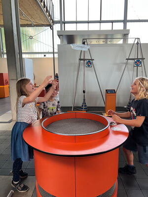 Schulkinder auf der Ausstellung Tuch und Technik