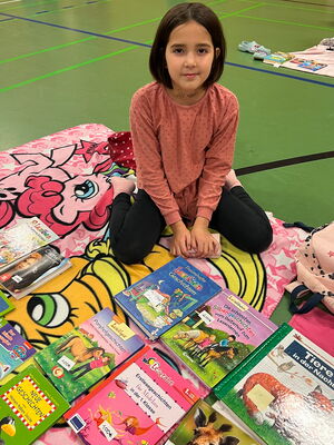 Schulkinder beim Bücherflohmarkt in der Turnhalle