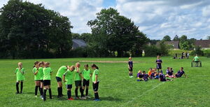 Schülerinnen und Schüler beim Fußballturnier