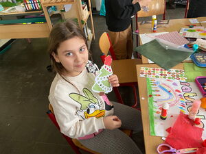 Schulkinder beim Basteln in der Schule
