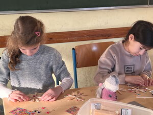 Schülerinnen und Schüler beim Weihnachtsbasteln