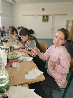 Schülerinnen und Schüler beim Weihnachtsbasteln