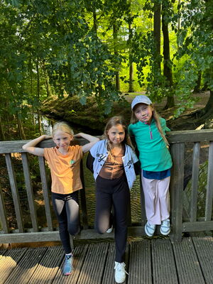 Schülerinnen und Schüler beim Ausflug in den Wald