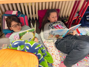 Kinder beim Lesen auf dem Fußboden