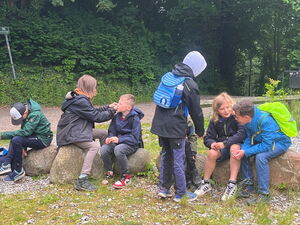 Kinder beim Experimentieren im Freien