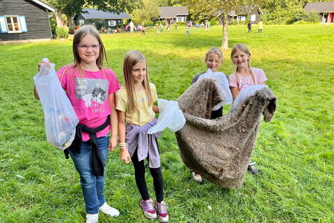 Schulkinder beim Spielen auf der Wiese