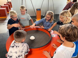 Schulkinder auf der Ausstellung Tuch und Technik