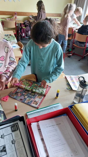 Kinder im Klassenzimmer beim Lernen