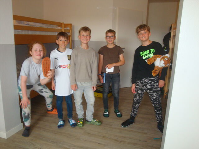 Schülerinnen und Schüler in den Zimmern auf der Klassenfahrt