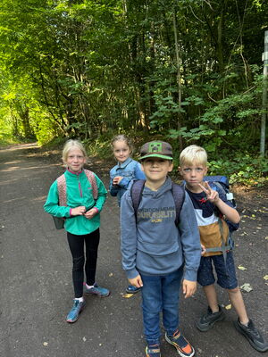 Schülerinnen und Schüler beim Ausflug in den Wald
