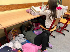 Kinder beim Lesen auf dem Fußboden