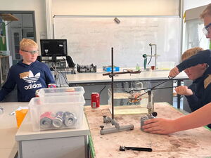 Schülerinnen und Schüler beim Experimentieren