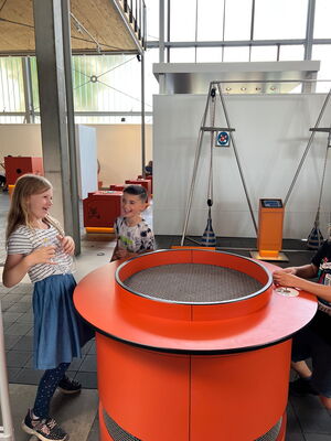 Schulkinder auf der Ausstellung Tuch und Technik
