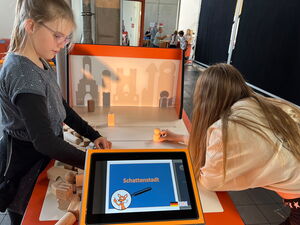 Schulkinder auf der Ausstellung Tuch und Technik