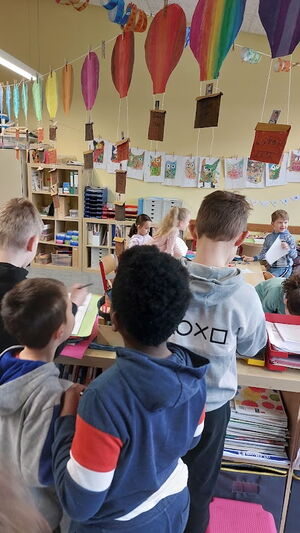 Kinder im Klassenzimmer beim Lernen