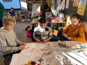 Schülerinnen und Schüler beim Weihnachtsbasteln