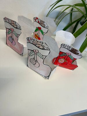 Schülerinnen und Schüler beim Weihnachtsbasteln