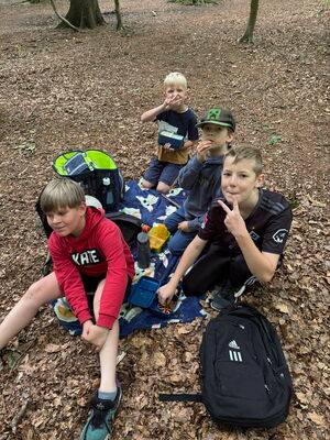 Schülerinnen und Schüler beim Ausflug in den Wald