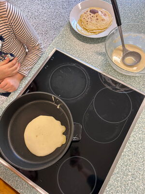 Pfannkuchenteig in der Pfanne