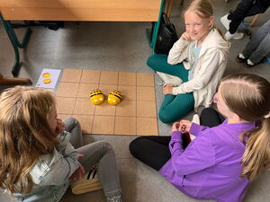 Schülerinnen und Schüler beim Experimentieren mit Beebots